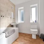 Exclusive House For Families And Contractors *